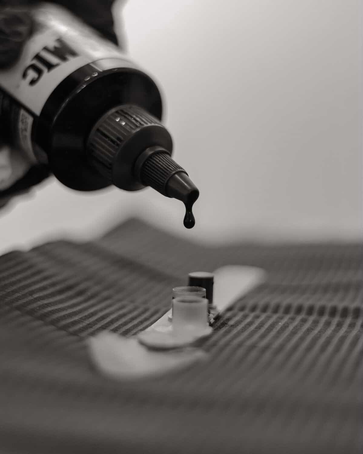 Tinta preta a ser preparada num cup para tatuar