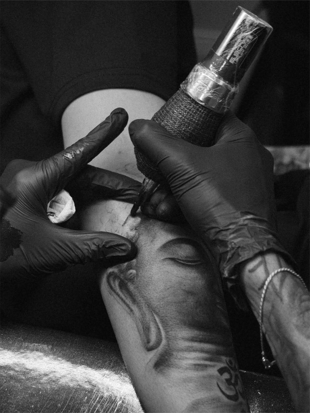 Tatuador a fazer a sombra